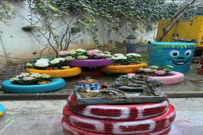 Kahramanmaraş'ta depremzede çocuklar lastik ve varilleri rengarenk saksılara çevirdi