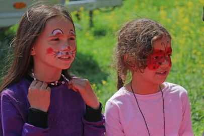 Çadır kentlerdeki çocuklar gönüllü gençlerin etkinlikleriyle sosyalleşiyor