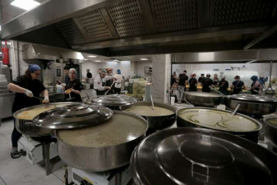 "Gönül Mutfağı"nda depremzedeler için arı gibi çalışıyorlar