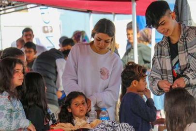 ADIYAMAN - Gönüllü berber ve kuaförler depremzedelerin saçını kesti