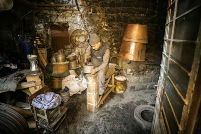 Depremde ölen ustasının emaneti bakırcılık mesleğini yaşatıyor