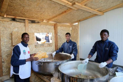 Türkiye'de dil eğitimi alan Afrikalı 3 arkadaş, Hatay'daki depremzedelere desteğe koştu