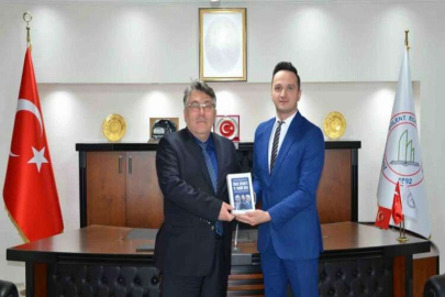 Dr. Çetin, kitabının ikinci baskısını ZBEÜ Rektörü Özölçer’e takdim etti