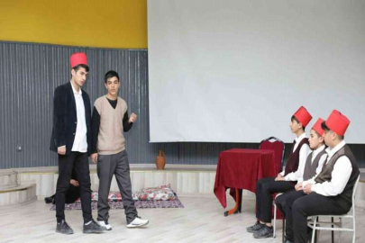 Ağrı’da öğrencilerden İngilizce tiyatro gösterisi