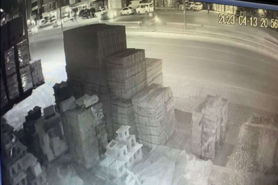 Açık kamyonet kasası kapağı yüzünden 15 yaşındaki kızın hayatını kaybettiği kaza kamerada