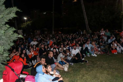 Mersin'de taraftarlar, FIBA Kadınlar Avrupa Ligi Finali'ni dev ekrandan izledi