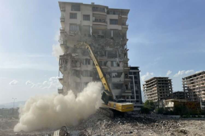 Hatay'da bina yıkım ve enkaz kaldırma çalışmaları sürüyor