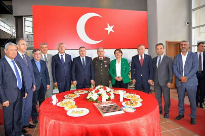 Adana'da kent protokolü bayramlaştı