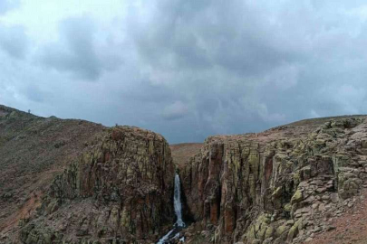 Bingöl’de Çır Şelalesi, karların erimesiyle coştu