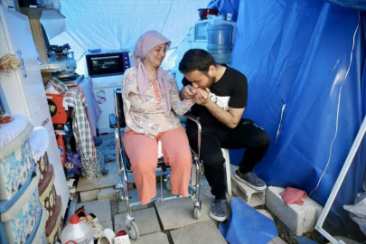 Depremde bacaklarını ve kolunu kaybeden kadın, protezle ayağa kalkmak istiyor