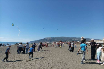 Hatay'da gönüllüler depremzede çocuklar için uçurtma şenliği düzenledi