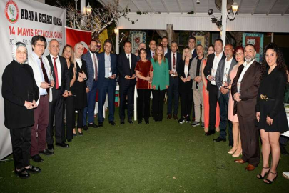 Adana Eczacı Odası, meslekte 30 ve 50 yılını dolduran eczacılara ‘Hizmet Ödülü Plaketi’ verdi.