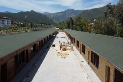 Depremden etkilenen Hassa'da 46 dükkanlı çarşının inşaatı tamamlanmak üzere