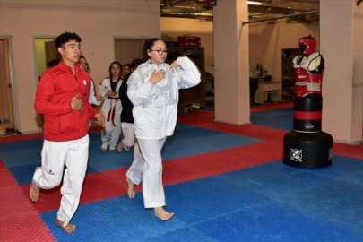 Kahramanmaraş'ta sporcular tekvando yaparak depremin etkilerinden uzaklaşmaya çalışıyor