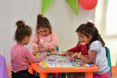 Kahramanmaraş'ta depremzedeler "Dayanışma Obası"nda sosyal hayata uyum sağlamaya çalışıyor