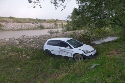 Osmaniye'de dereye devrilen otomobilin sürücüsü kaza yerinden kaçtı