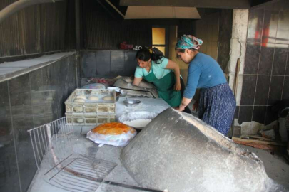 Deprem nedeniyle bir süre kapalı kalan iş yerinde yeniden tandırın başına geçti