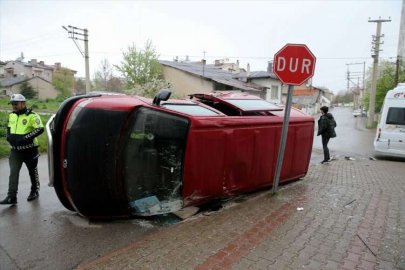 SİVAS - Öğrenci servisiyle çarpışan panelvan aracın devrilmesi sonucu 5 kişi yaralandı