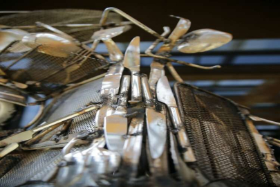 Antalya'da lüks otelin mutfağından çıkan metal atıklar heykele dönüştürüldü