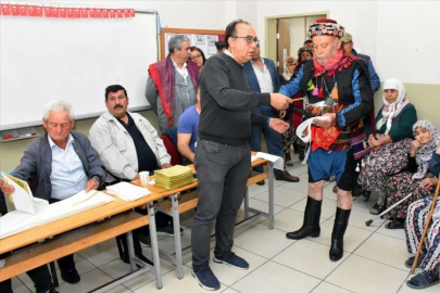 AYDIN - Bir grup seçmen efe kıyafetleriyle oy kullandı