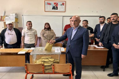 Bakan Kirişci, Kahramanmaraş'ta 51 yıl önce mezun olduğu okulda oyunu kullandı: