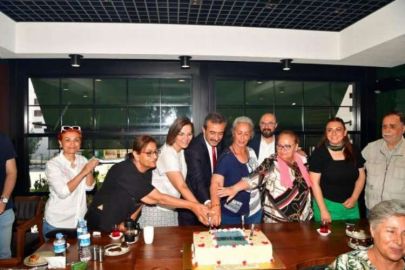 Huzurevi sakinlerine anneler günü kutlaması