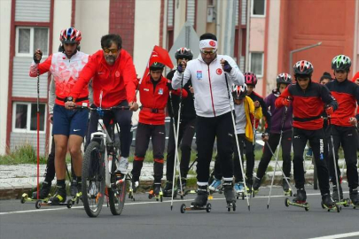 KARS - Sporcular 19 Mayıs dolayısıyla yürüyüş düzenledi