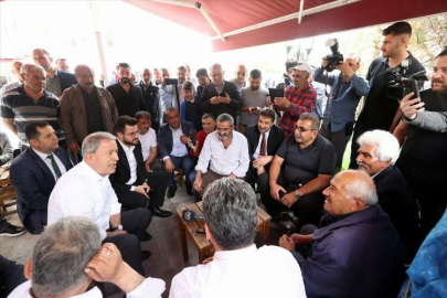 KAYSERİ - Milli Savunma Bakanı Akar, kent merkezinde dolaştı, halkı selamladı