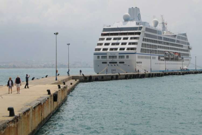 "Sirena" kruvaziyeri Alanya Limanı'na demirledi