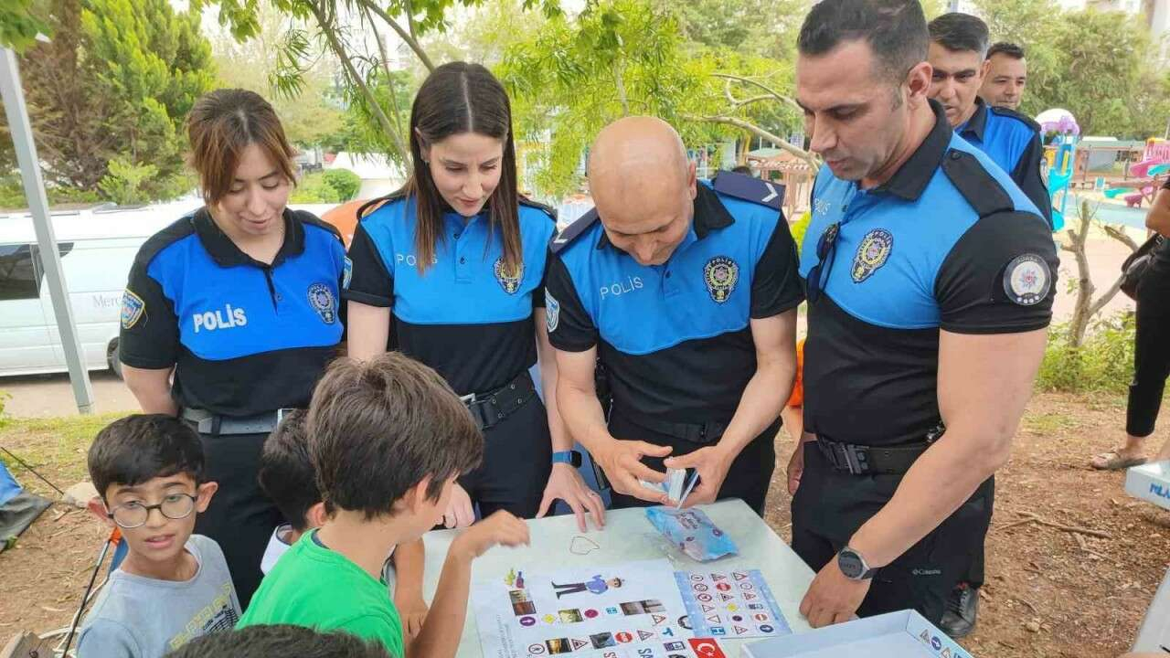 Polis deprem çocuklarıyla futbol oynadı