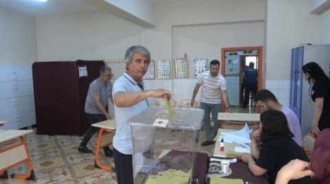 Deprem bölgesi Osmaniye'de oy kullanma işlemi başladı