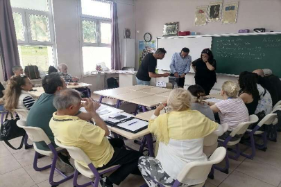İzmir'de Sandık görevlileri, sandıkları açmaya başladı.