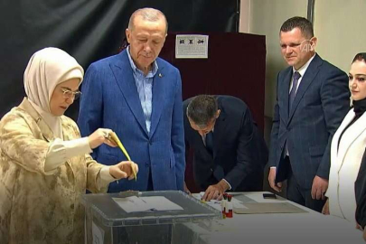 Cumhurbaşkanı Erdoğan, oyunu kullanmak üzere Üsküdar’da bulunan Saffet Çebi Ortaokulu’na geldi.