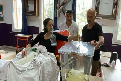 MUĞLA - Bodrum'da bir hasta sedyede oksijen tüpüne bağlı oyunu kullandı