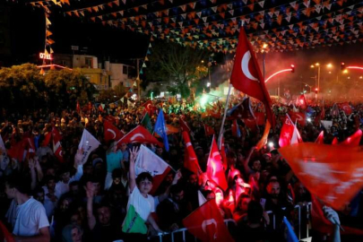 Adana'da gece geç saatlere kadar süren kutlama
