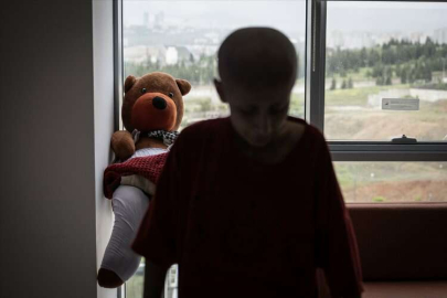 ANKARA - Bacağını kaybetme riski olan genç kız, 17 santimlik tümörden kurtularak ayağa kalktı