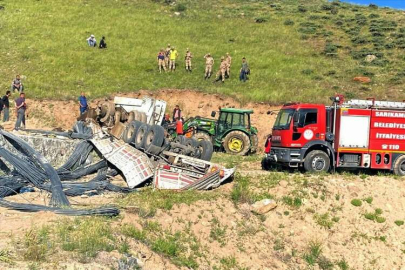 KARS - Demir yüklü tır devrildi, 2 kişi öldü