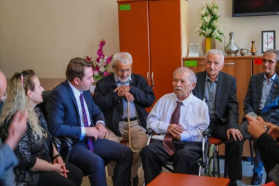 Antalya'da başarılı öğrencilere "Noter Amca Ödülleri" verildi