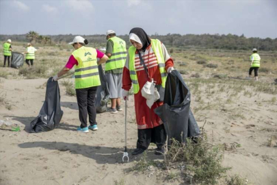 Mersin'de öğrenciler ve gönüllüler sahil temizliği yaptı