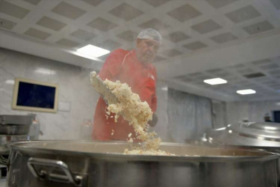 Kızılay'ın depremzede aşçısı, Pazarcıklı afetzedeler için mutfaktan çıkmıyor