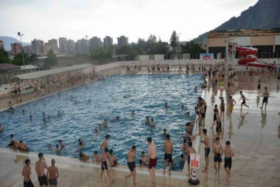 Yaz yağmuru gençlerin havuz keyfini engellemedi