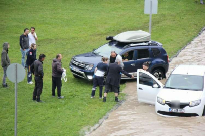 Samsun’u sel vurdu, sanayi esnafı kayıkla dolaştı