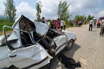 Osmaniye'de kamyonete çarpan otomobildeki çocuk öldü, 3 kişi yaralandı