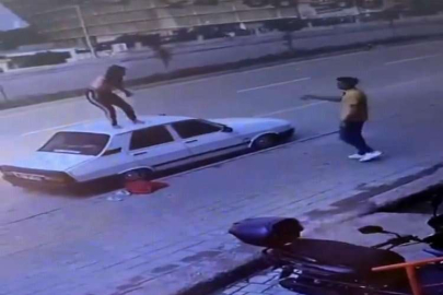 Adana’da bir kadın otomobilin tavanına çıkıp dans etti