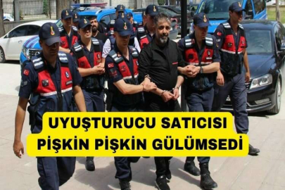 Uyuşturucu operasyonunda yakalanan kişi, adliye girişinde kameralara gülümsedi