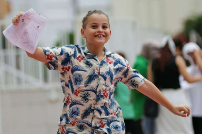 Antalya ve çevre illerde öğrenciler karnelerini aldı