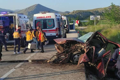 Afyonkarahisar’da refüje çarpan otomobilde 5 kişi yaralandı