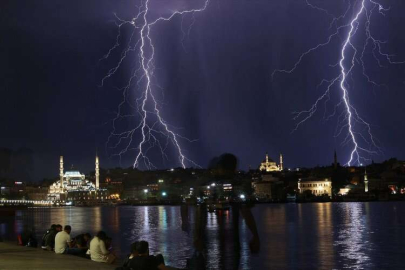 İstanbul'da şimşekli gece