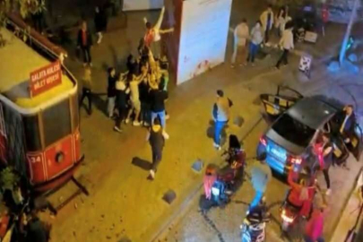 Galata’da “pes” dedirten görüntüler: Ortalığı dumana boğup askeri havaya fırlattılar