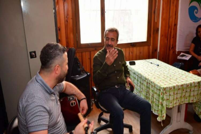 Başkan Soner Çetin kursiyerlerle türkü söyledi